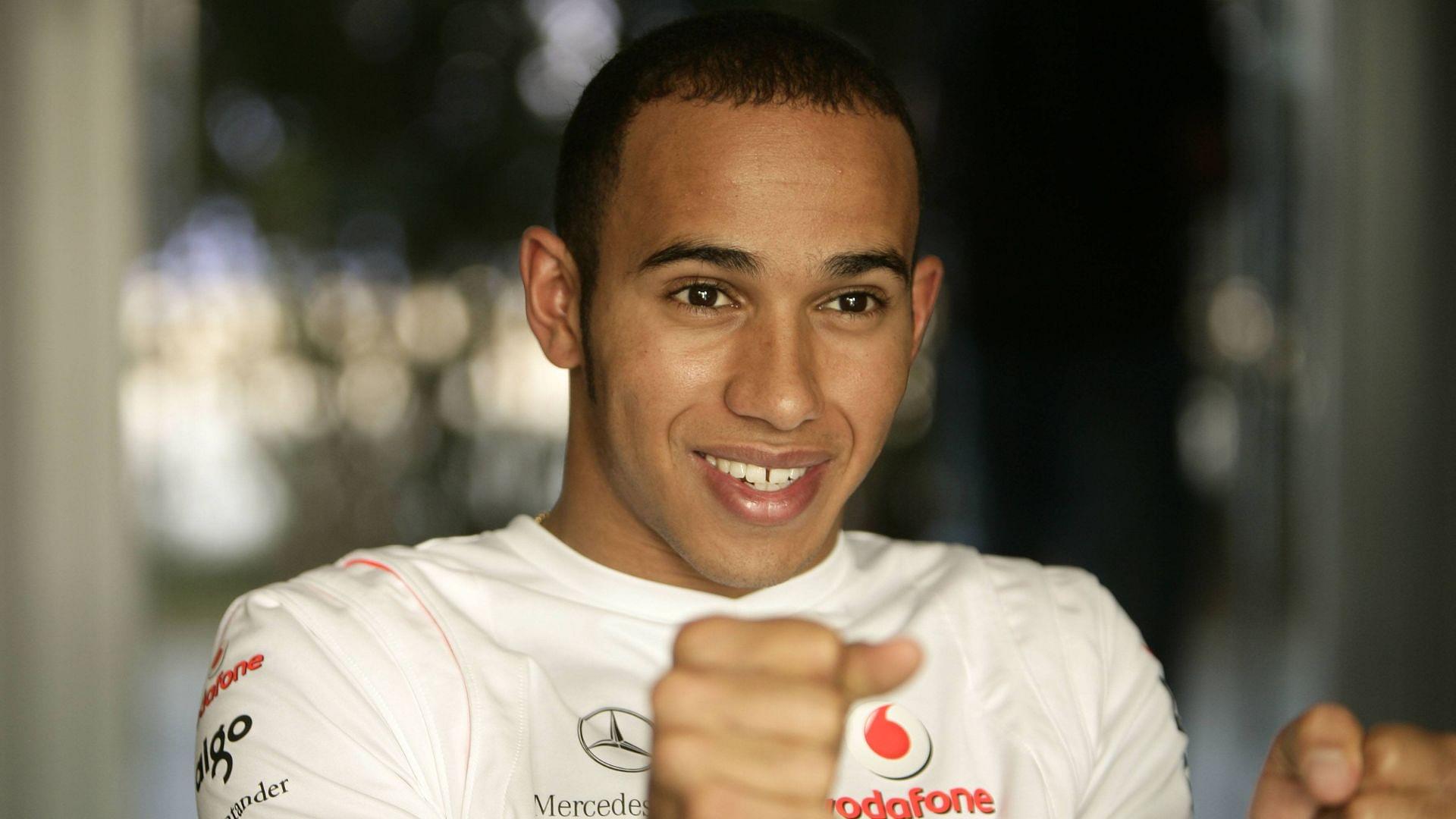 Lewis Hamilton (England McLaren Mercedes) imitiert seine Fahrt Motorsport Grand Prix Herren Großer Preis von China 2007