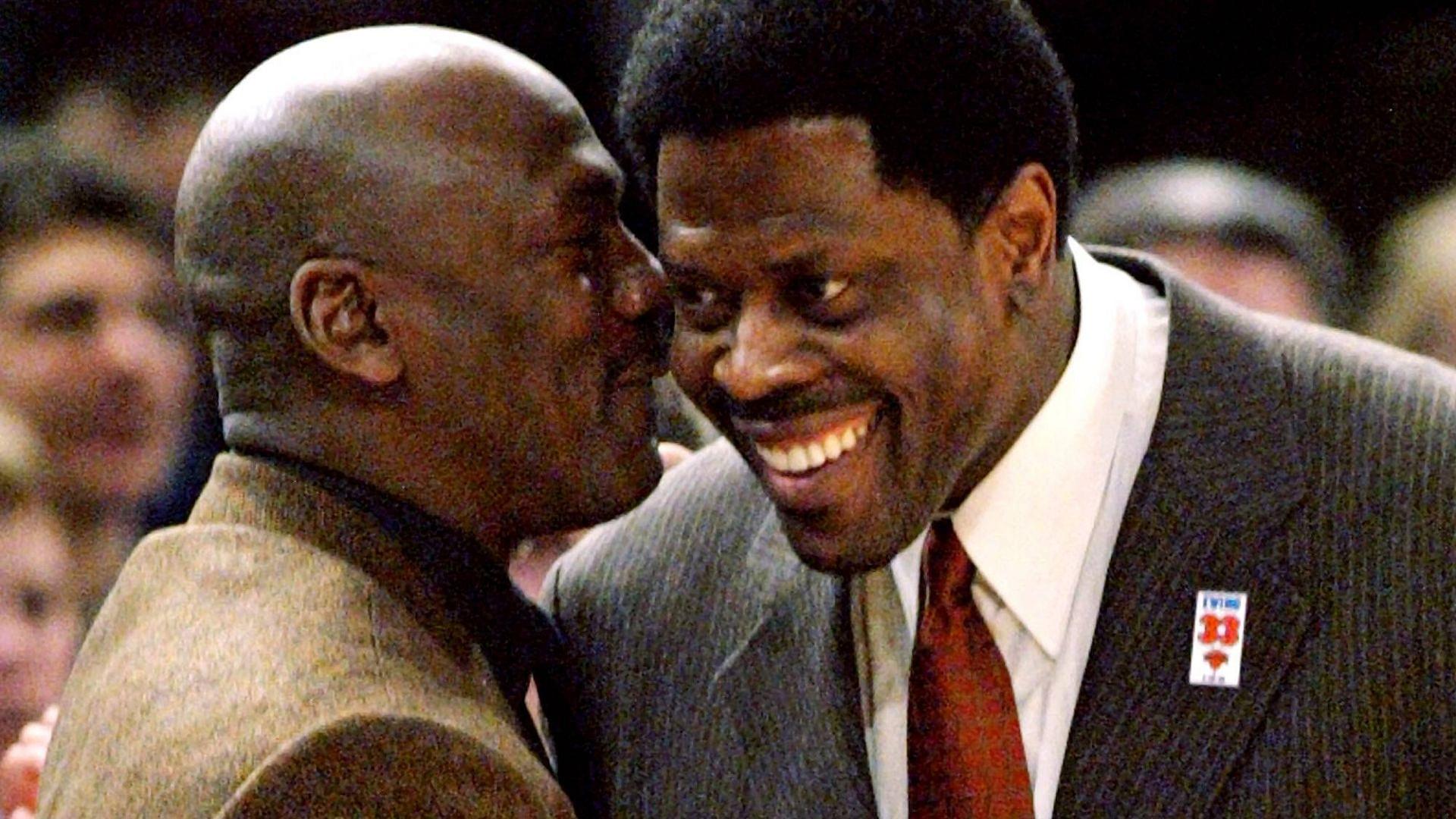 Michael Jordan gratuliert Patrick Ewing zu dessen Ehrung für die Verdienste bei den New York Knicks - !! (Icon7710103) Basketball Herren NBA 2002 2003