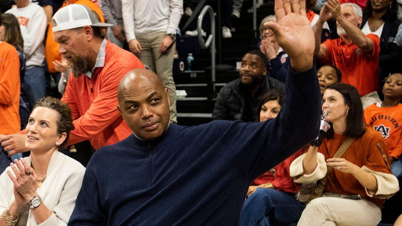 Charles Barkley waving to crowd