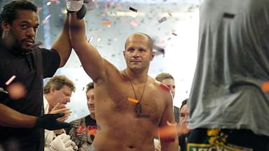 Fedor Emelianenko (Russland) wird von Ringrichter Herb Dean zum Sieger ernannt - (Icon403080719129) Ultimate Fighting Herren Affliction Banned 2008, UFC