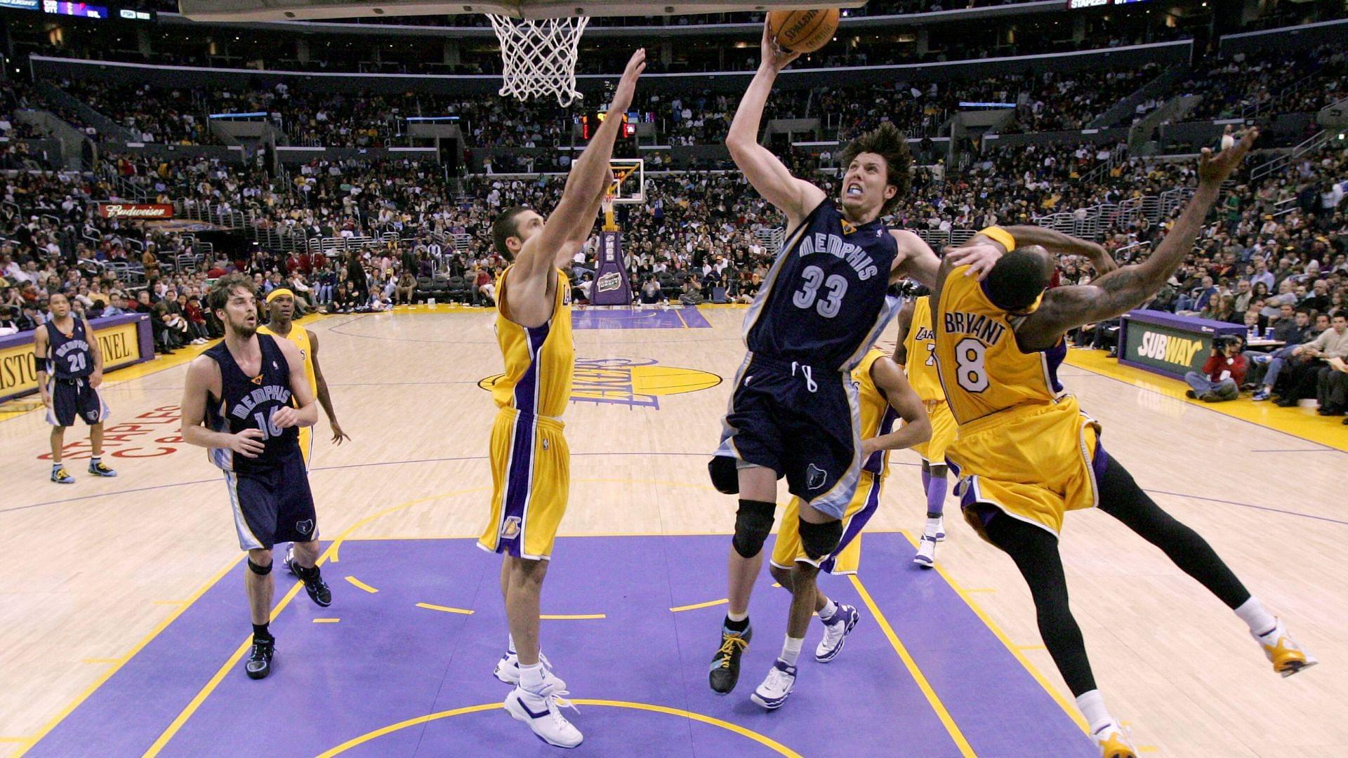 Mike Miller (Memphis Grizzlies) gegen Kobe Bryant (Los Angeles Lakers) - (Icon9100813) Basketball Herren NBA Saison 2005 2006