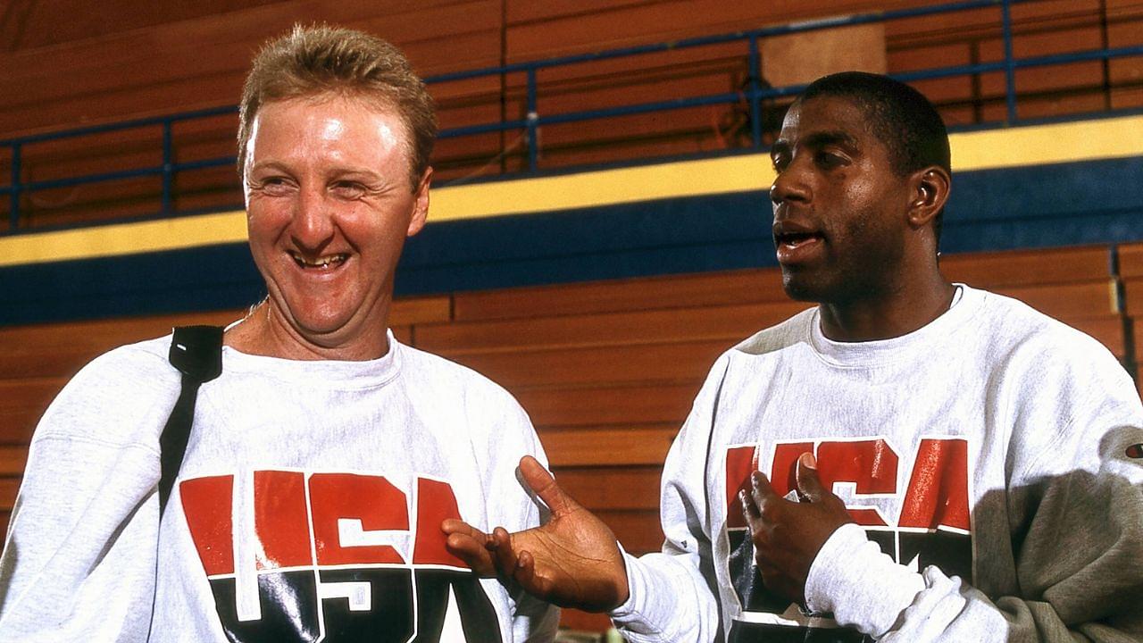 Larry Bird (li.) und Earvin Magic Johnson (beide USA) geben ein Interview- Basketball Herren Olympische