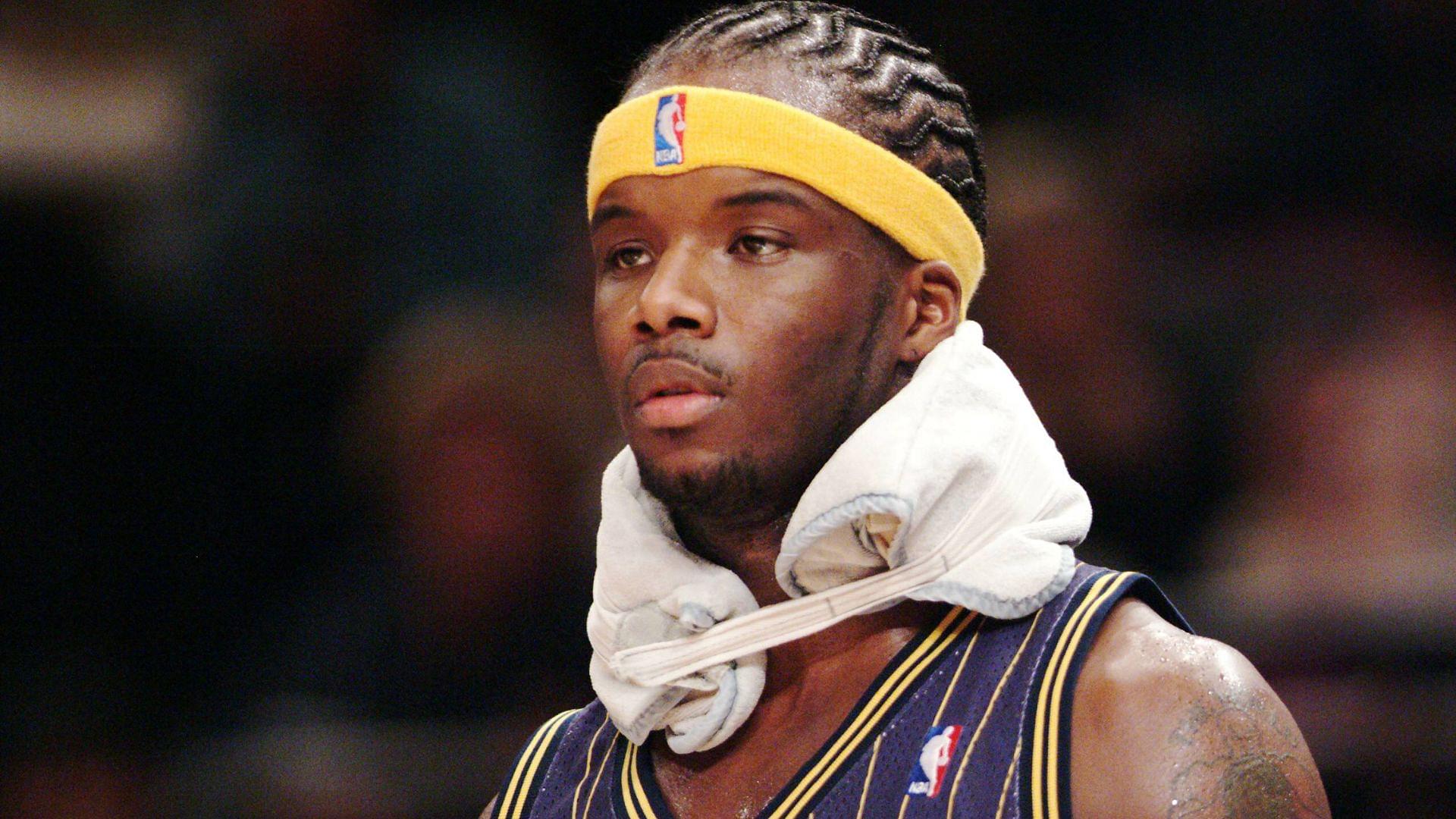 Jermaine O Neal (Indiana Pacers) kühlt seine Nackenmuskulatur Basketball Herren NBA 2003 2004