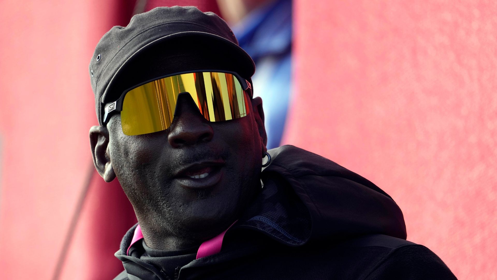 Майкл Жордан Жеффри Жордан, Хорас Грантын хүү хоёрыг хичээл тасалсаных нь төлөө 37 машин угаалгаж шийтгэж байжээ