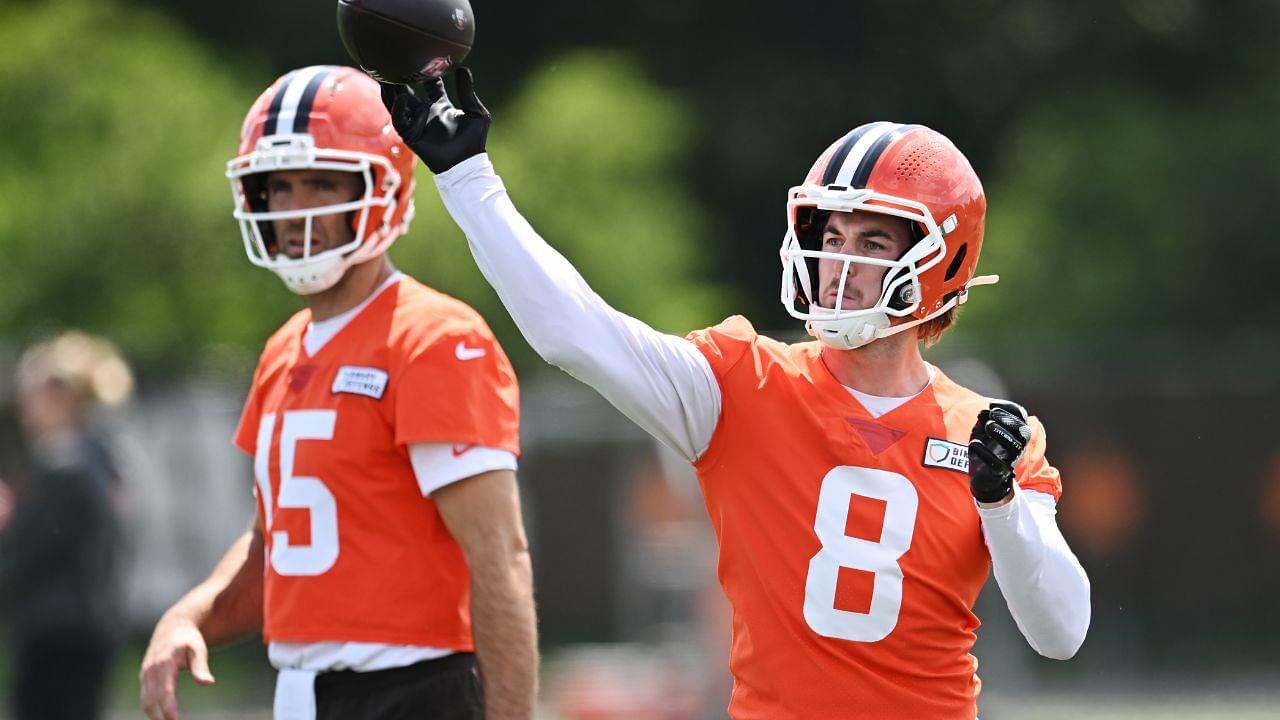 Cleveland Browns quarterback Kenny Pickett (8) throws a pass as quarterback Joe Flacco (15) looks on during minicamp at CrossCountry Mortgage Campus.