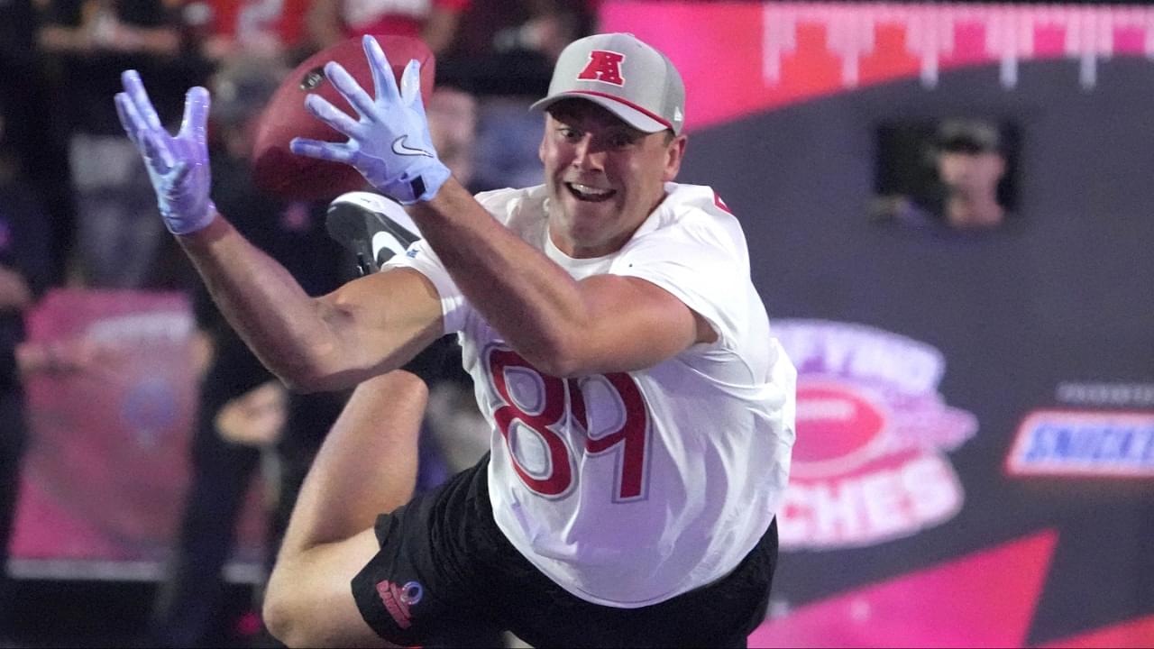 AFC tight end Brock Bowers of the Las Vegas Raiders (89) attempts to catch the ball in the Satisfying Catches event during the Pro Bowl Skills Challenge at Nicholson Fieldhouse.
