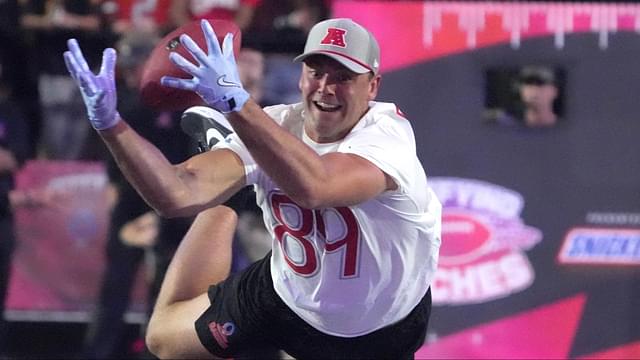 AFC tight end Brock Bowers of the Las Vegas Raiders (89) attempts to catch the ball in the Satisfying Catches event during the Pro Bowl Skills Challenge at Nicholson Fieldhouse.