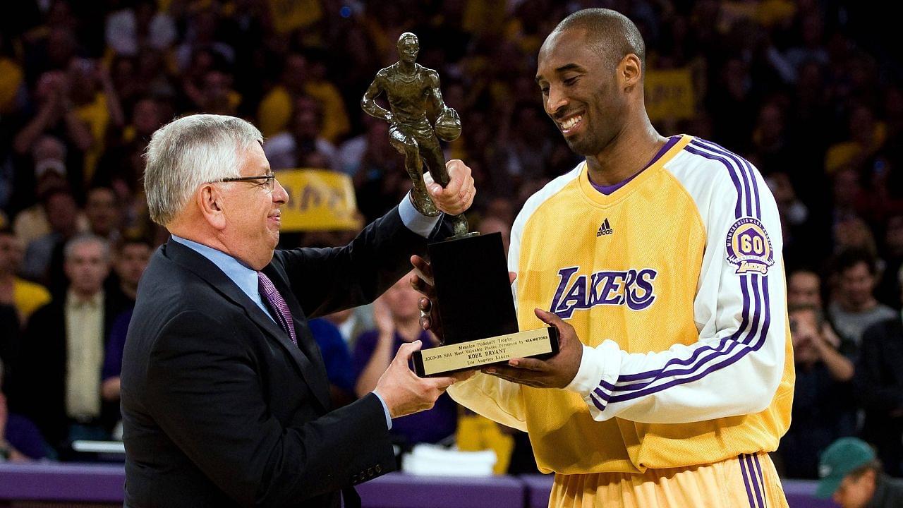 NBA Commissioner David L. Stern (USA, li.) überreicht Kobe Bryant (Los Angeles Lakers) die Trophäe nach seiner Wahl zum Most Valuable Player der Saison 2007 2008