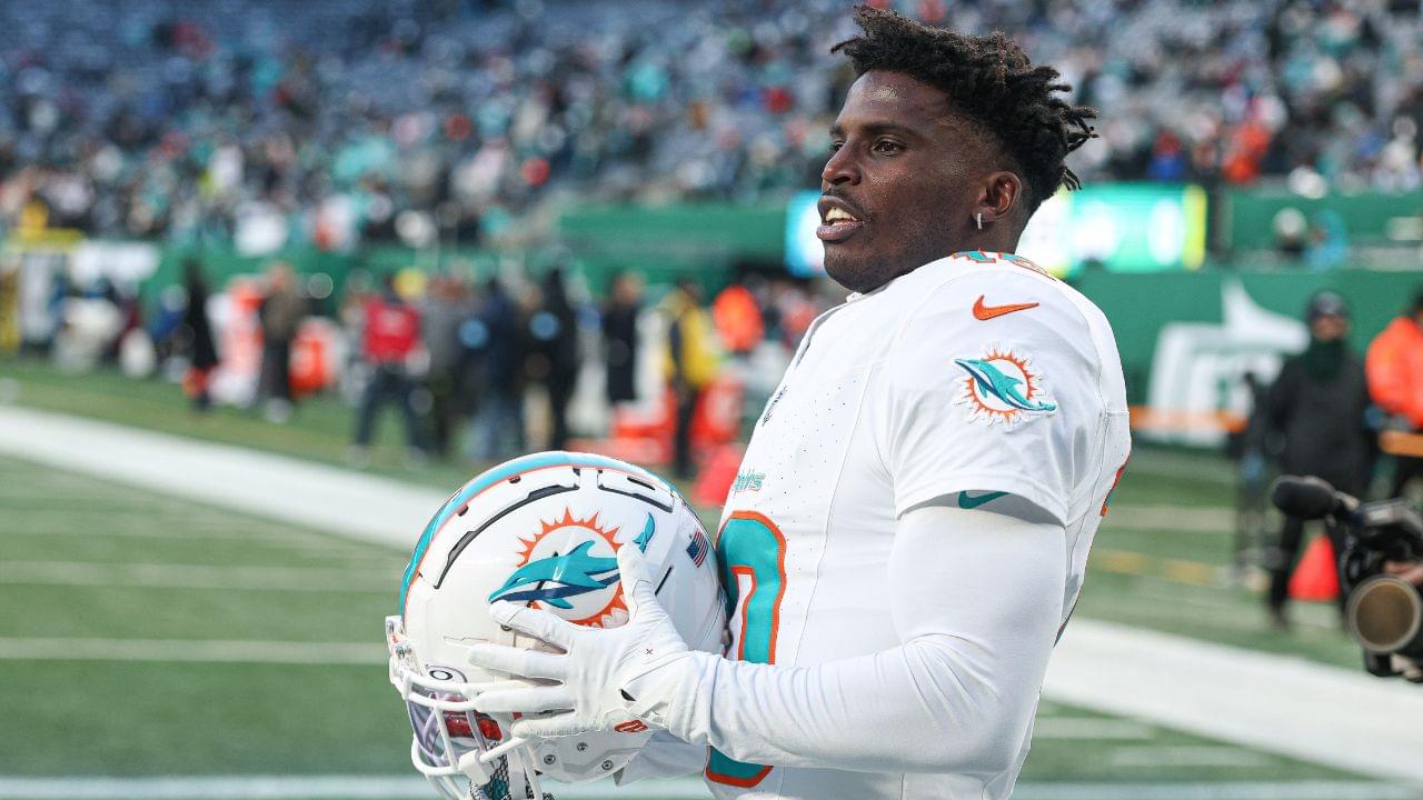 Miami Dolphins wide receiver Tyreek Hill (10) on the field before the game against the New York Jets at MetLife Stadium.