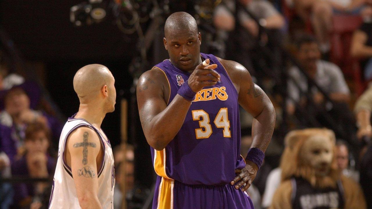 Shaquille O Neal points to the other end of the court, where fouls were not called, when Mike Bibby complains that a foul wasn t called on Bibby s drive to the basket.in game one of the NBA Basketball Herren USA Western Conference Finals between the Sacramento Kings and the Los Angeles Lakers