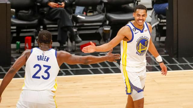 Golden State Warriors guard Jordan Poole (R) greets with forward Draymond Green (L) during an NBA, Basketball Herren, USA game against the Los Angeles Clippers.