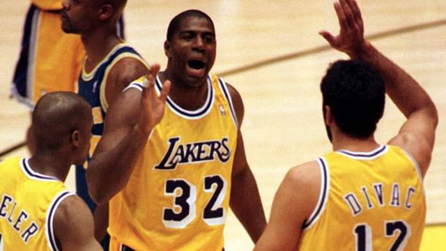 Earvin Magic Johnson (Mitte) und Vlade Divac (beide Los Angeles Lakers)