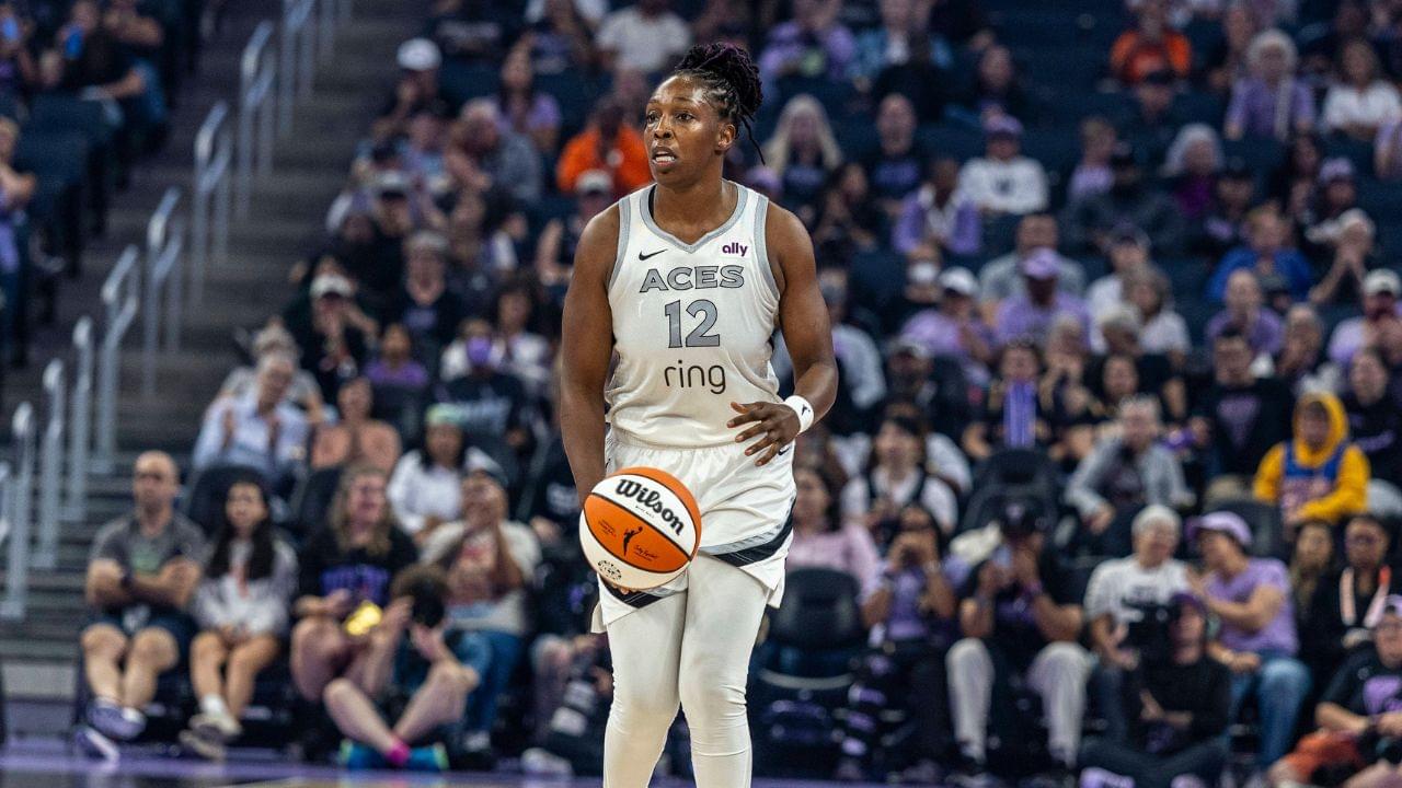 Las Vegas guard Chelsea Gray (12)brings the ball up court during the WNBA, Basketball Damen, USA Basketball game between Las Vegas Aces and the Golden State Valkyries