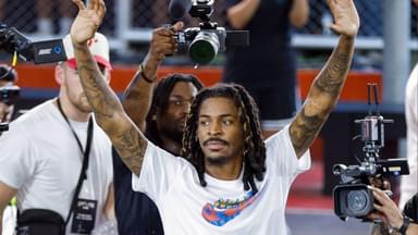 NBA, Basketball Herren, USA Ja Morant in Manila NBA player Ja Morant gestures to the crowd as he arrives for the Make Them Watch tour to promote his third Nike signature shoe in Manila