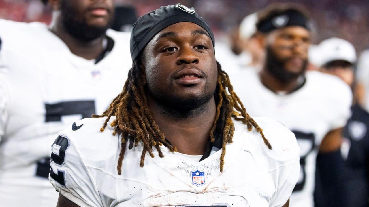 Las Vegas Raiders running back Ashton Jeanty (2) against the Arizona Cardinals during a preseason NFL game at State Farm Stadium.