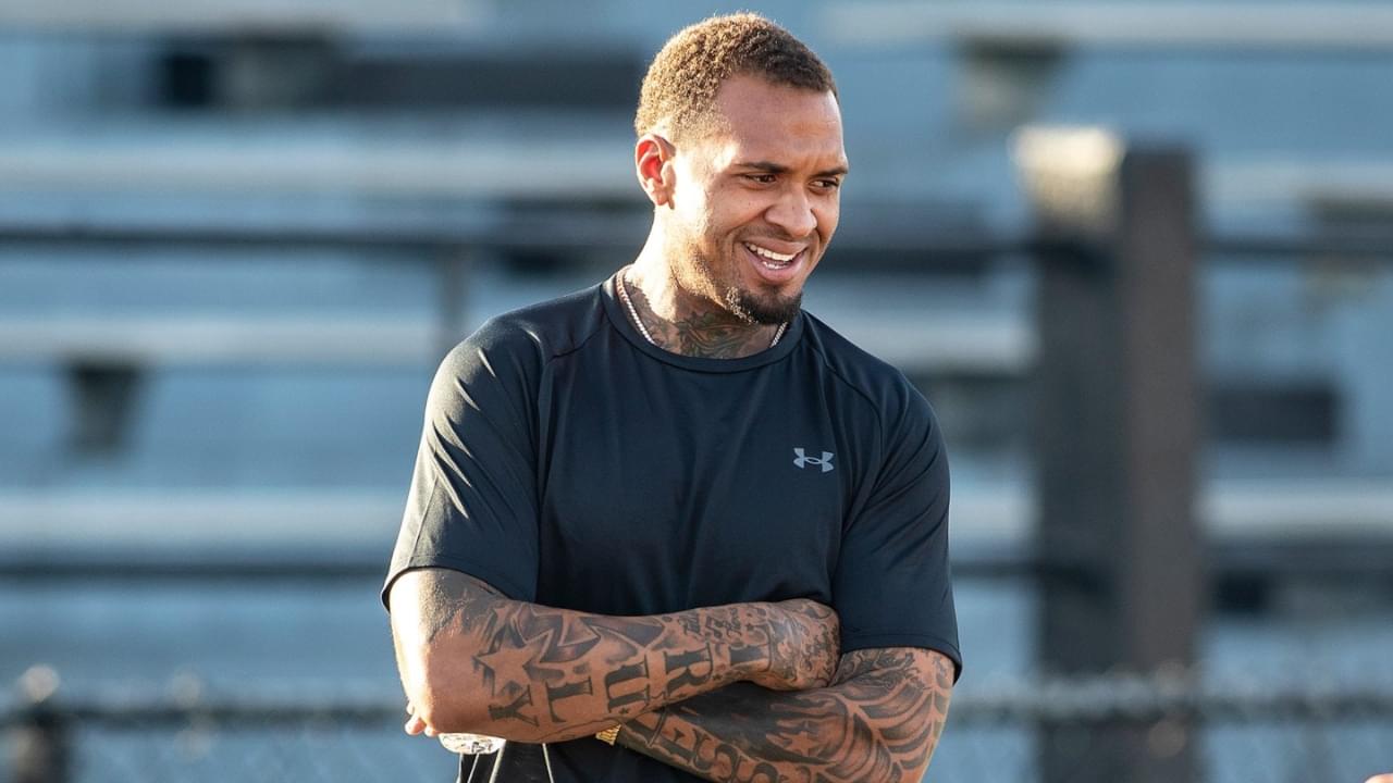 Maurkice Pouncey chats with Lakeland High School football players during their first day of practice at Bryant Stadium in Lakeland Fl. Monday July 29 2024. Ernst Peters/The Ledger