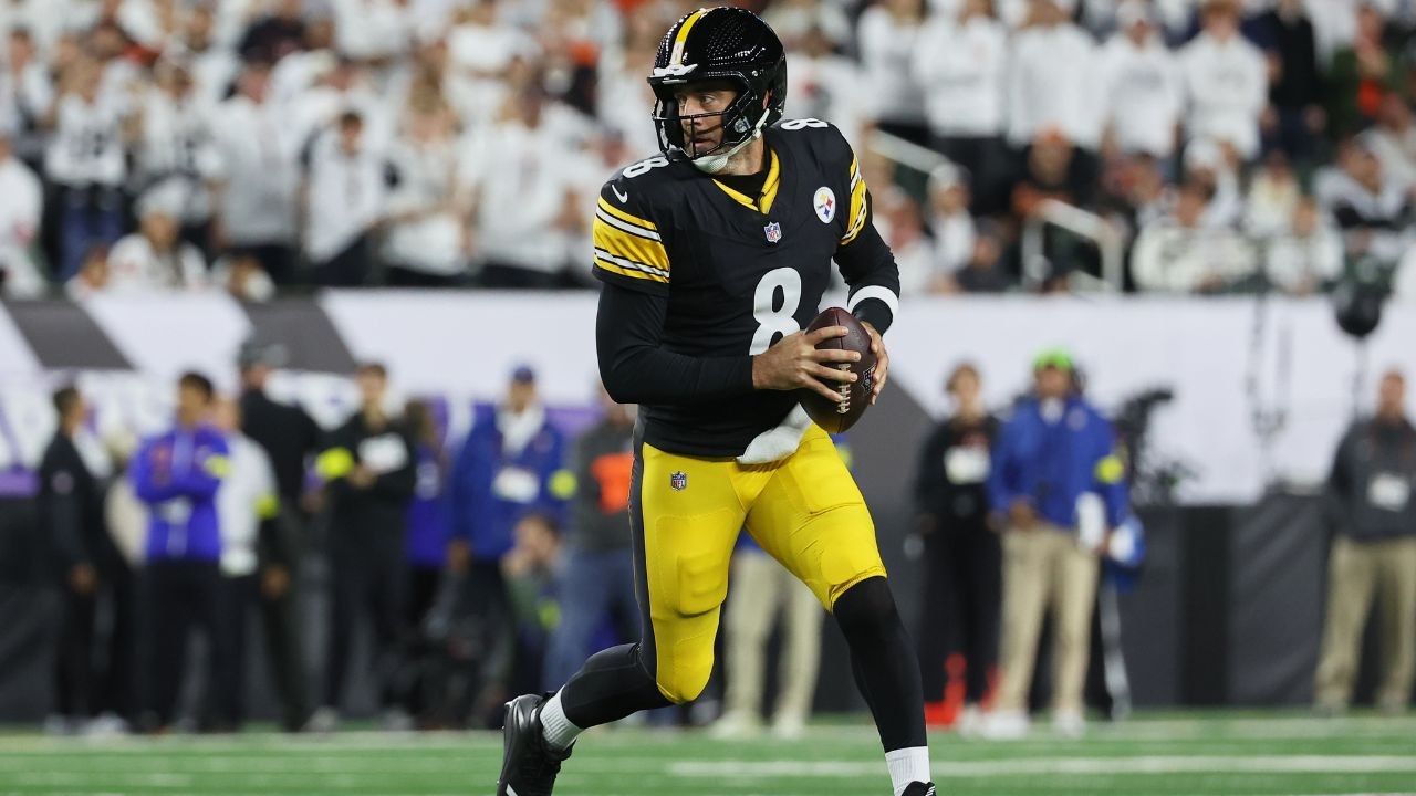 Aaron Rodgers Oct 16, 2025; Cincinnati, Ohio, USA; Pittsburgh Steelers quarterback Aaron Rodgers (8) runs with the ball outside the pocket against the Cincinnati Bengals during the first half at Paycor Stadium. Mandatory Credit: Joseph Maiorana-Imagn Images