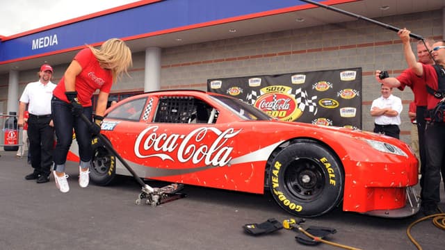 Shawn Johnson (USA) hebt ab beim Versuch am Rande der Coca Cola 600 NASCAR Sprint Cup Series