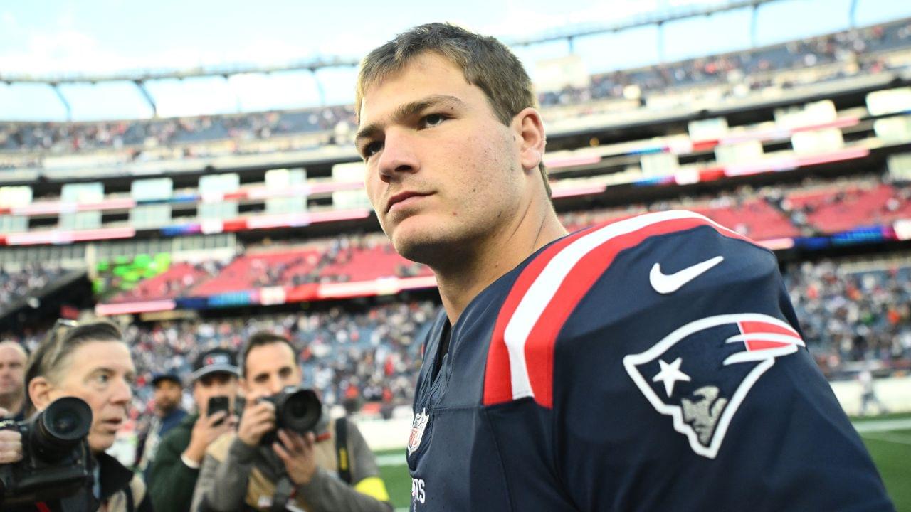 New England Patriots quarterback Drake Maye (10) reacts to the win after the game against the Cleveland Browns at Gillette Stadium.