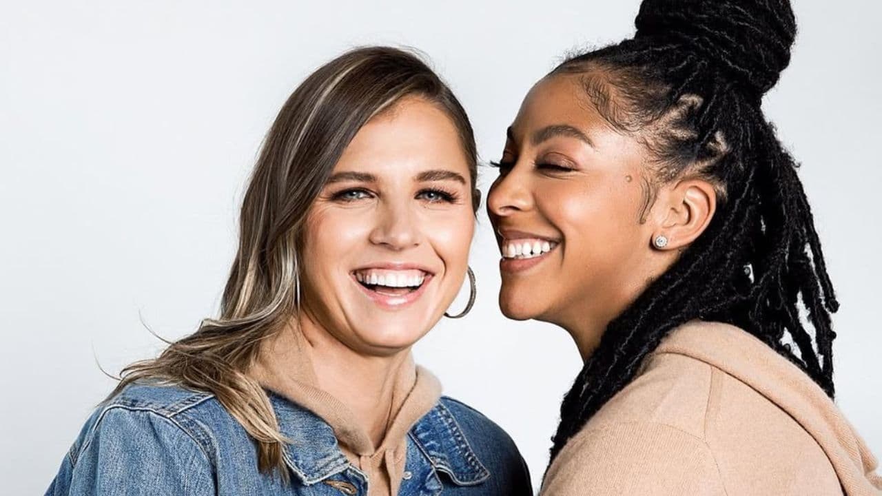 Anna Petrakova (L), Candace Parker (R)