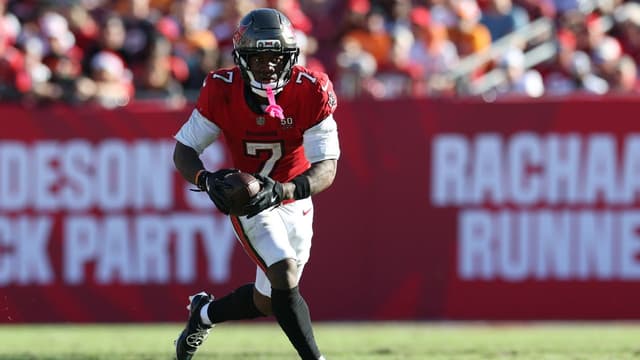 Tampa Bay Buccaneers running back Bucky Irving (7) runs during the second half against the Arizona Cardinals at Raymond James Stadium.