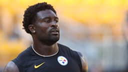 Pittsburgh Steelers wide receiver DK Metcalf (4) warms up before the game against the Tampa Bay Buccaneers at Acrisure Stadium.