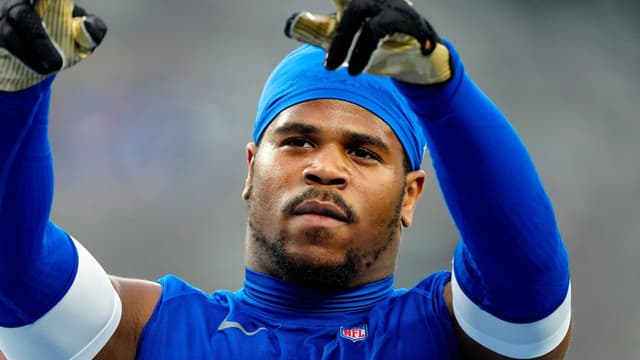 New York Giants linebacker Abdul Carter (51)l recognizes fans as he pauses during pregame practice, Thursday, August 21, 2025, in East Rutherford.