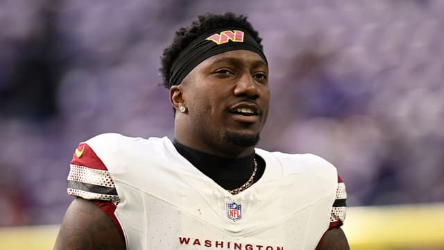 Washington Commanders wide receiver Deebo Samuel Sr. (1) practices before the game at U.S. Bank Stadium.