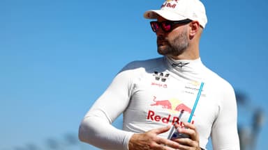 September 27, 2025, Kansas City, Ks, USA: SHANE VAN GISBERGEN (88) of Auckland, New Zealand (NZL) gets ready to qualify for the Hollywood Casino 400