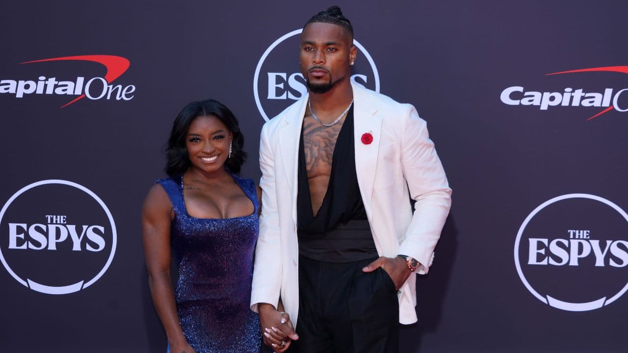 Simone Biles (left) and Jonathan Owens pose on the ESPYs red carpet at the Dolby Theatre.