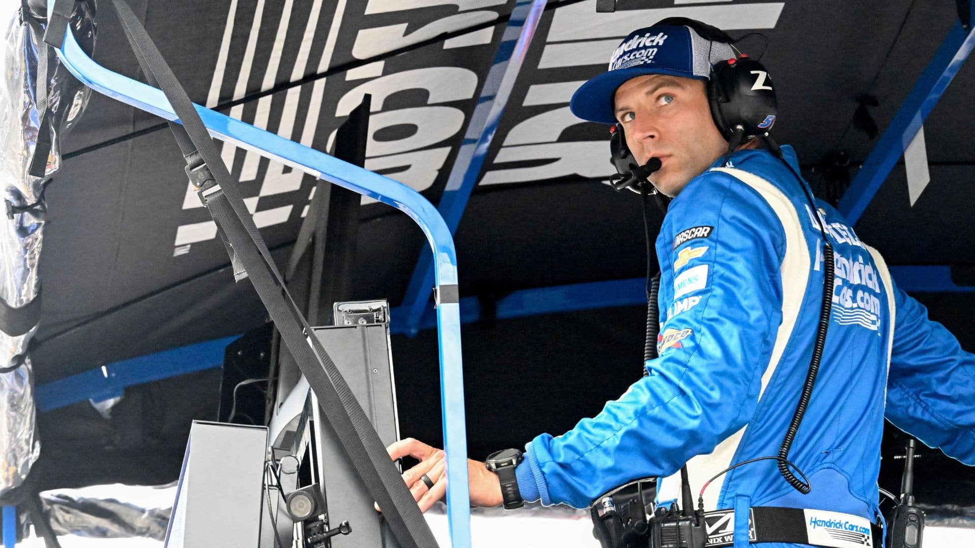NASCAR Cup Series driver Kyle Larson (5) crew chief Cliff Daniels looks out of his pit box Sunday, July 27, 2025, during the Brickyard 400 at Indianapolis Motor Speedway.