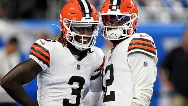 Cleveland Browns wide receiver Jerry Jeudy (3) and Cleveland Browns quarterback Shedeur Sanders (12) warm up before the game against the Detroit Lions at Ford Field.