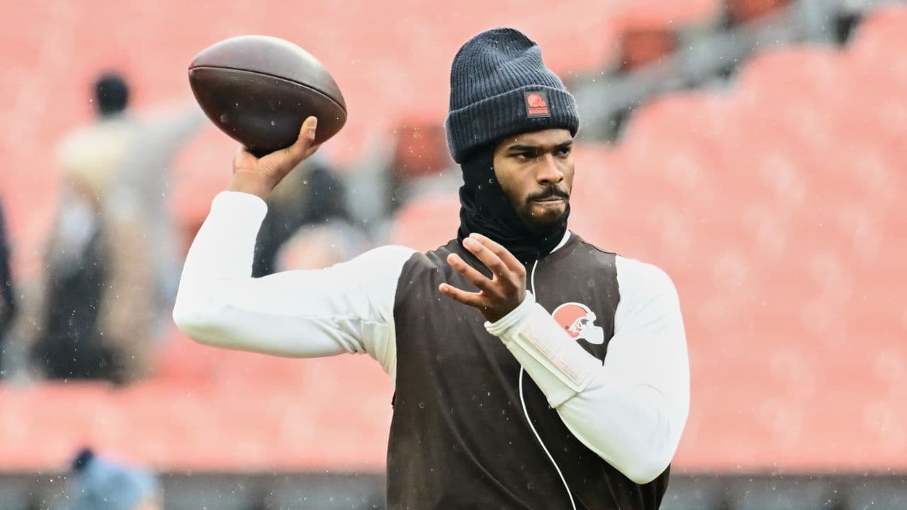 Cleveland Browns quarterback Shedeur Sanders (12) warms up before the game against the Tennessee Titans at Huntington Bank Field.
