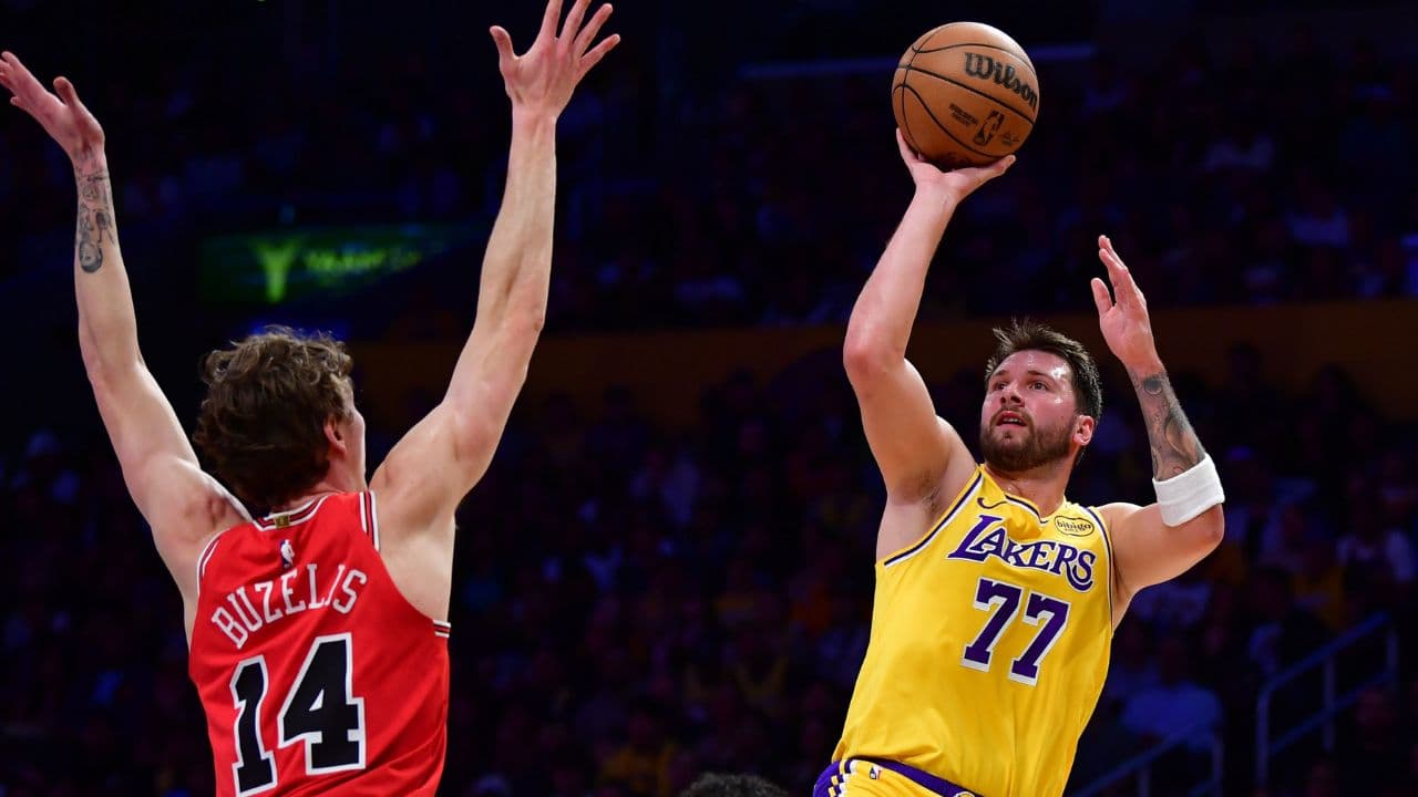 Los Angeles Lakers guard Luka Doncic (77) shoots against Chicago Bulls forward Matas Buzelis (14) during the first half at Crypto.com Arena.