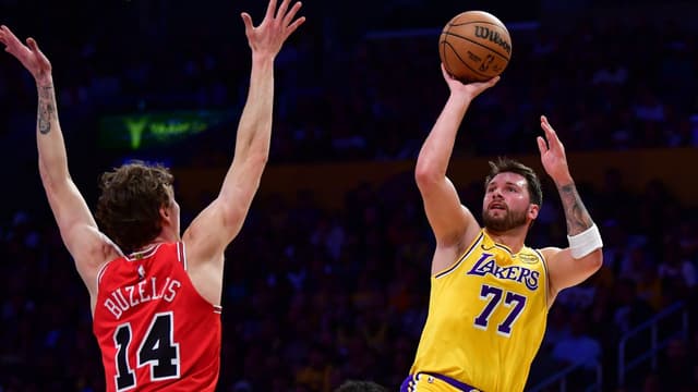 Los Angeles Lakers guard Luka Doncic (77) shoots against Chicago Bulls forward Matas Buzelis (14) during the first half at Crypto.com Arena.