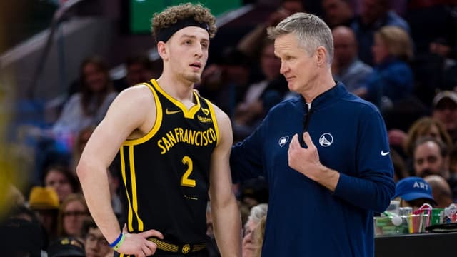 Golden State Warriors head coach Steve Kerr talks to guard Brandin Podziemski (2) during the second half of the game against the LA Clippers at Chase Center